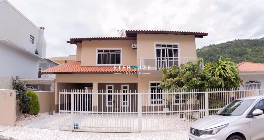 Casa proximo ao Mar no bairro de Calheiros com 05 Dormitórios em Gov. Celso Ramos-SC