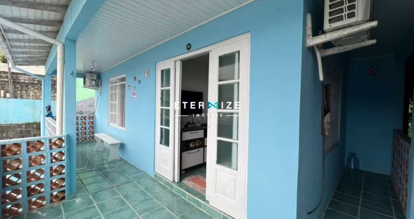 Casa com 02 Dormitórios no bairro Canto dos Ganchos em Gov. Celso Ramos-SC