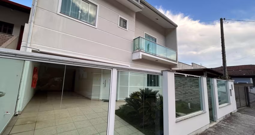 Lar aconchegante para sua família , frente rua 4 quartos Mobiliada à venda na Praia do Antenor em Governador Celso Ramos - Santa Catarina.