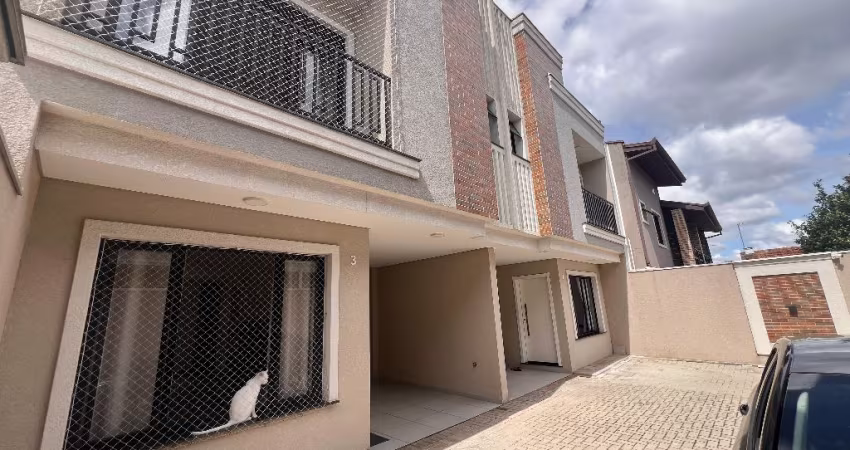 Sobrado moderno em condomínio no Xaxim