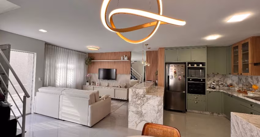 Triplex em condomínio no Portão