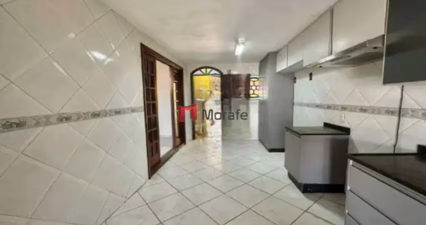 Casa com 4 quartos para alugar na Glória, Belo Horizonte 