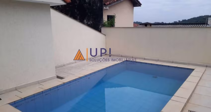 Sobrado com 3 suítes e piscina