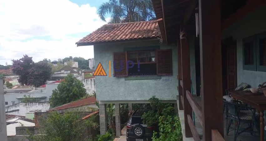 Casa Ampla com 3 Dormitórios, Próxima ao Horto Florestal