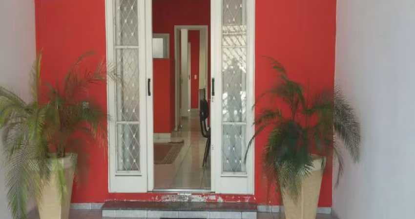 Casa Comercial a venda, localizada na Vila Arens em Jundiaí, SP - Contendo 1 recepção com banheiro, 3 salas, 2 banheiros, 1 cozinha e lavanderia