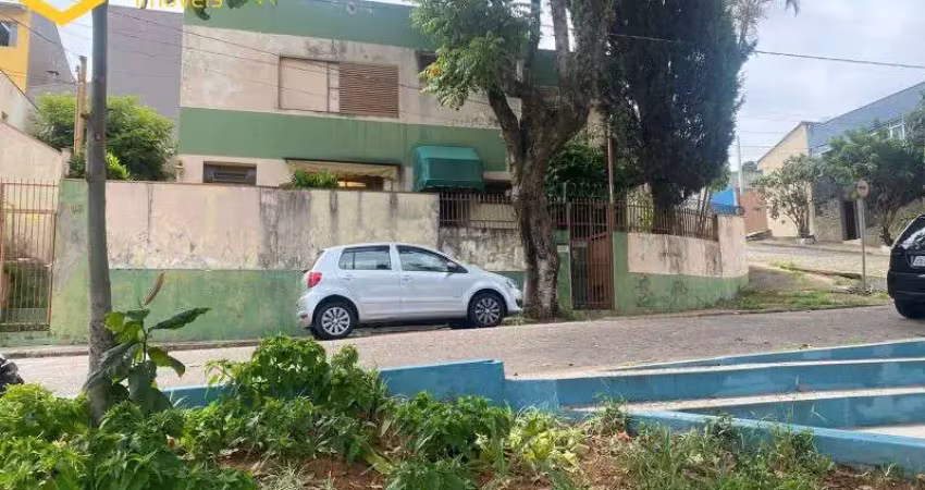 Ótima casa que pode ser residencial ou comercial, localizada na vila municipal em jundiaí, em uma  esquina, de frente com uma pracinha muito bem cuida