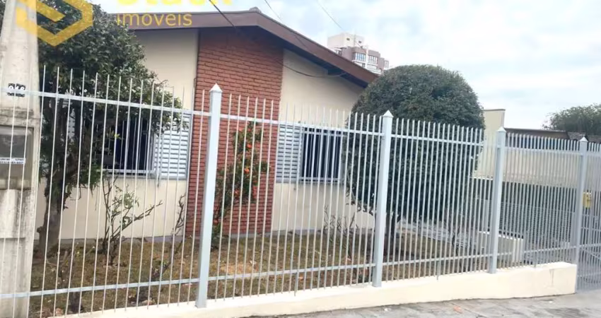 CASA A VENDA EM JUNDIAÍ/SP LOCALIZADA NA VILA PROGRESSO. AT: 264,00 m² e AC: 152,00 m²  São 3 dormitórios amplos, todos com armários planejados, sala