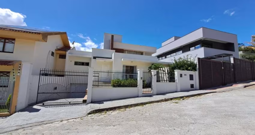 Casa para Venda em São José, Centro, 5 dormitórios, 1 suíte, 3 banheiros, 3 vagas
