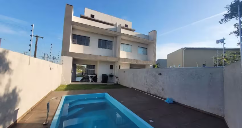Triplex no litoral com piscina a poucos metros do mar