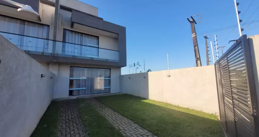 Triplex no litoral com piscina a poucos metros do mar