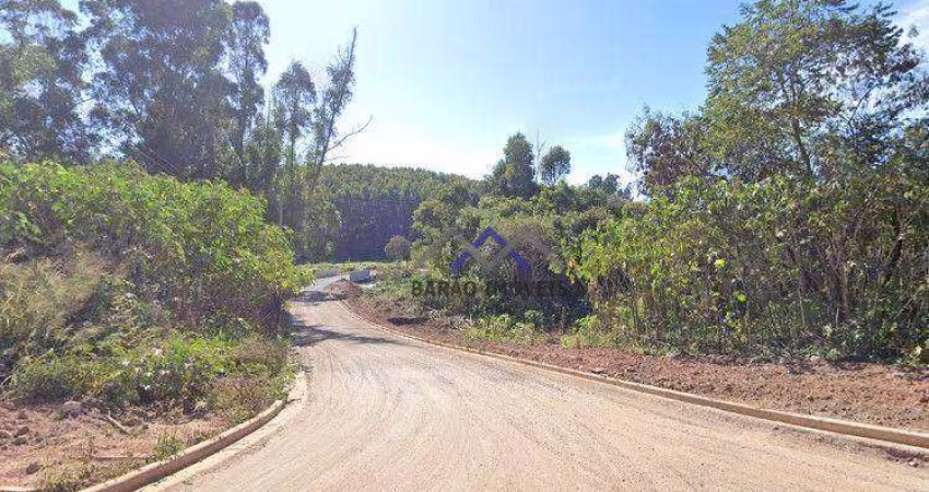 Terreno plano próximo à portaria principal