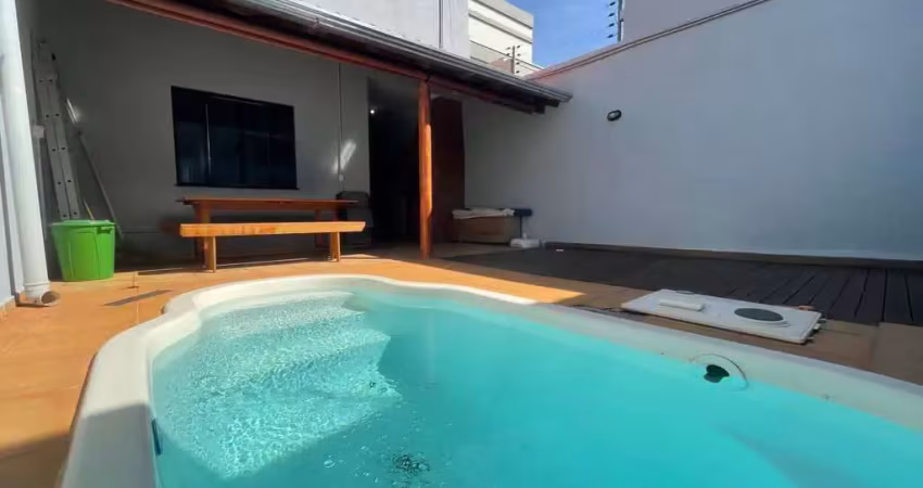 Casa com piscina no Bairro Canadá