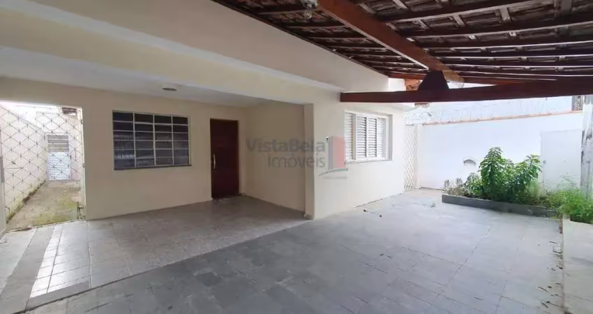 Excelente casa para venda em ótima localização com 2 quartos, banheiro, sala, copa e cozinha com armários, área de serviço. com edícula