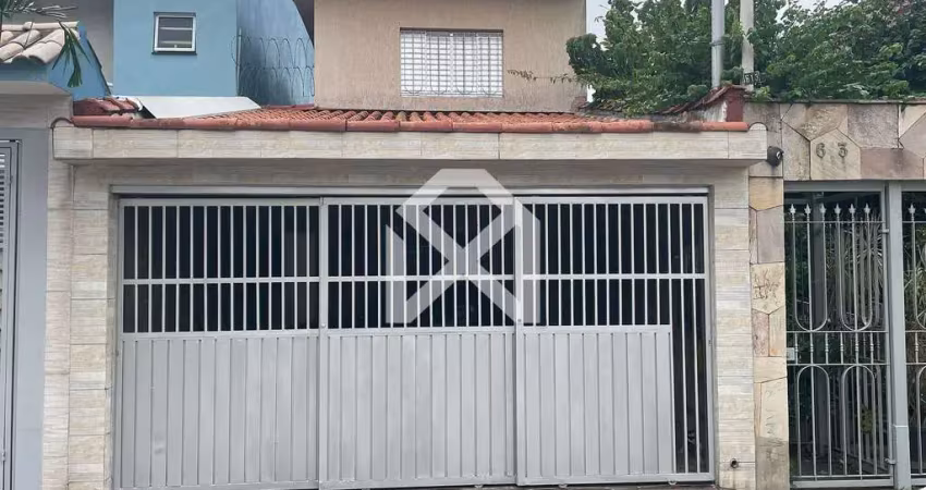 Sobrado à venda com 180m, 3 dormitórios, 2 suítes, 2 vagas de garagem, Com quintal, Jardim Aricandu