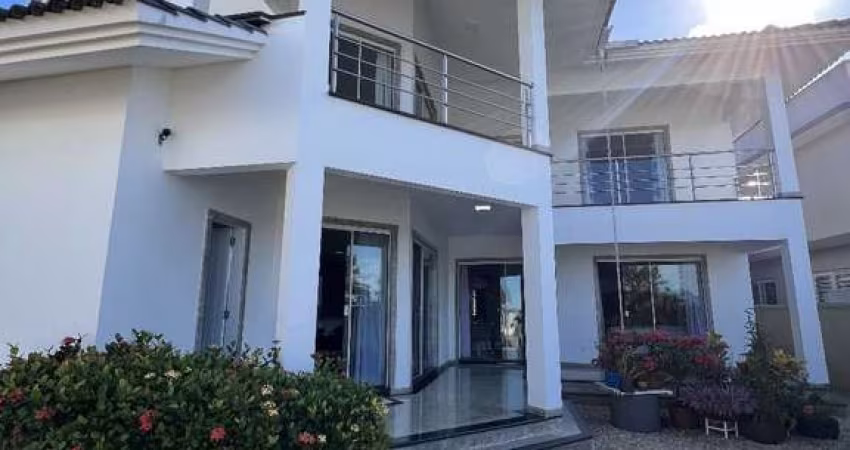 Casa em São José com 4 suítes e 6 vagas de garagem beira mar.