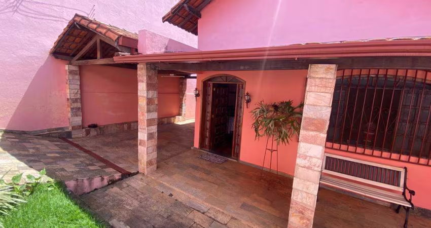 CASA NO LOTE DE 360 m² COM TRÊS QUARTOS NO BAIRRO PARQUE LEBLON