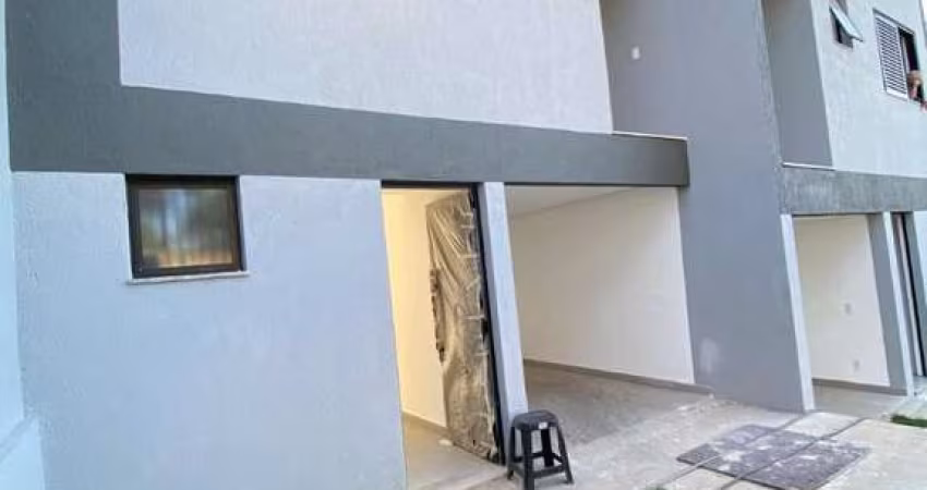 CASA GEMINADA DE TRÊS QUARTOS NO BAIRRO PLANALTO