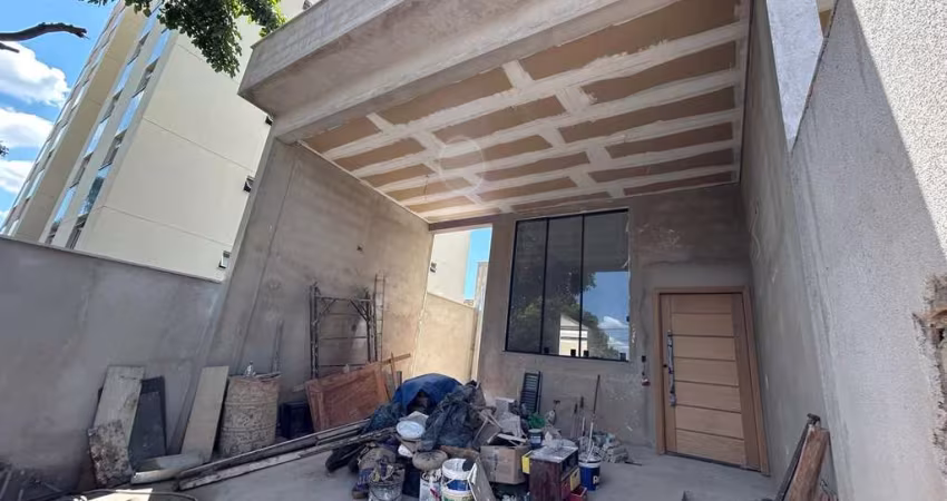 CASA DE ALTO PADRÃO DE TRÊS QUARTOS NO BAIRRO SANTA MÔNICA