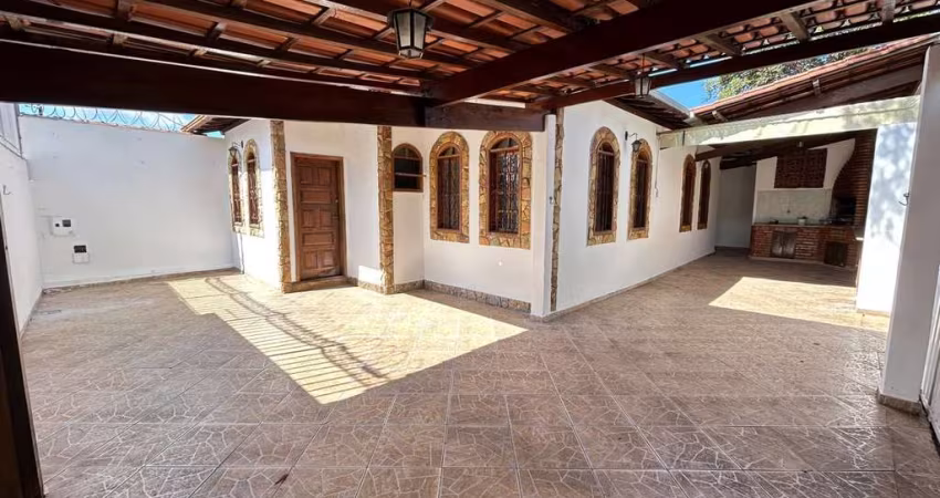 Casa geminada de três quartos no Bairro Jardim Atlântico