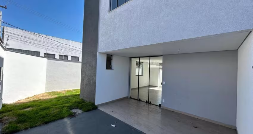 Casa geminada de três quartos no Bairro Candelária