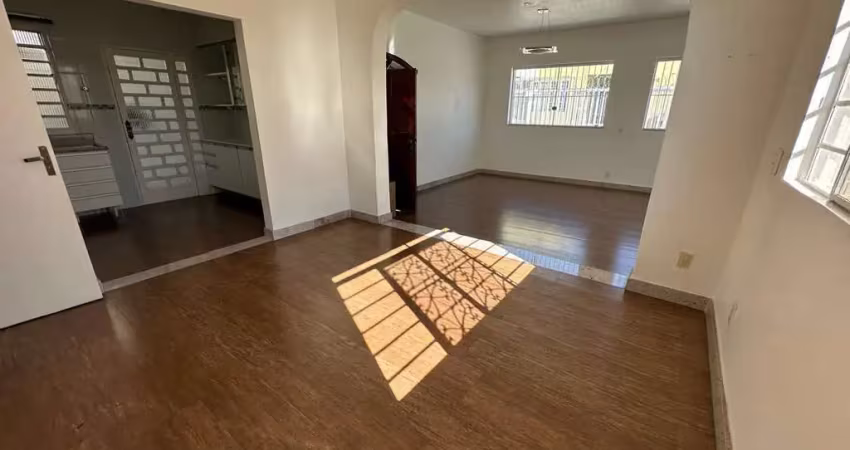 Casa com 3 quartos à venda na Santa Amélia, Belo Horizonte 