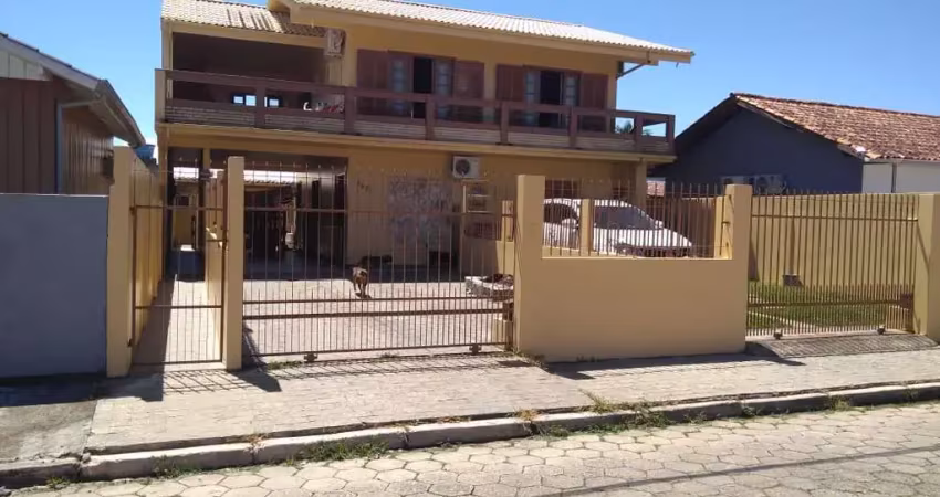 Casa com 2 quartos para alugar na Rua César Augusto de Souza, Carianos, Florianópolis