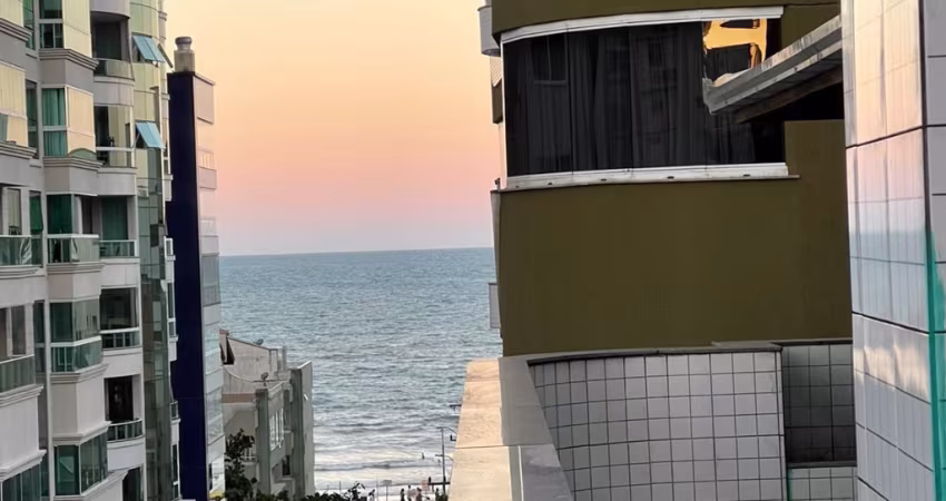 Cobertura quadra mar em Meia Praia com amplo terraço e vista para mar