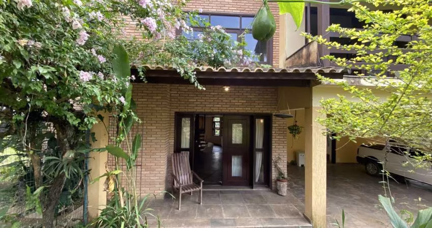 Casa à venda em Itatiaia-RJ, Fazenda Penedo: 3 quartos, 3 suítes, 3 salas, 3 banheiros, 2 vagas, 300m²
