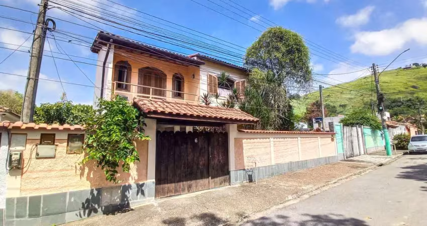Casa à venda com 6 quartos e 5 vagas de garagem no Centro de Itatiaia-RJ - Confira!