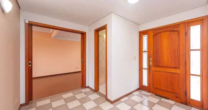 Excelente sobrado com 04 quartos sendo 03 Suítes à venda em Curitiba -Pr.