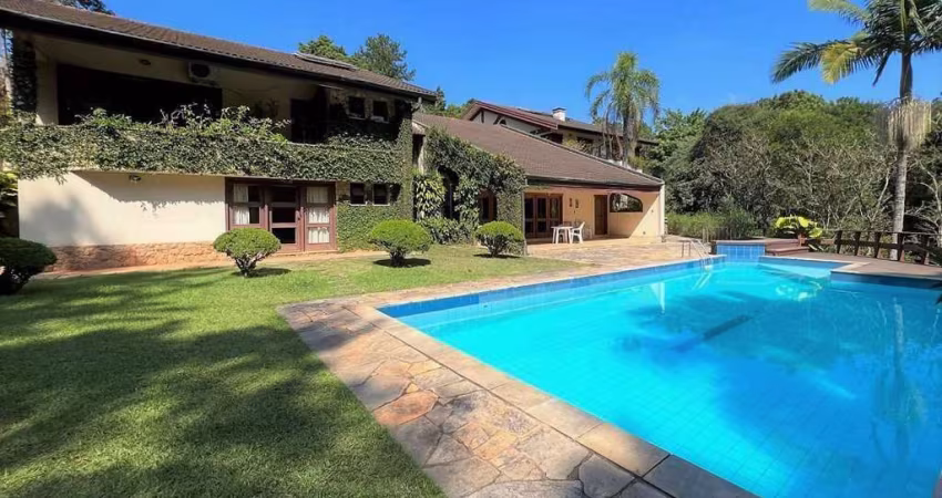 Linda casa com 5 suítes + apto hóspedes! Cond. Pq Silvino Pereira