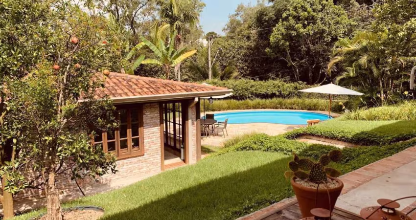 Casa maravilhosa em 1.488m2 no condomínio Palos Verdes, total reformada