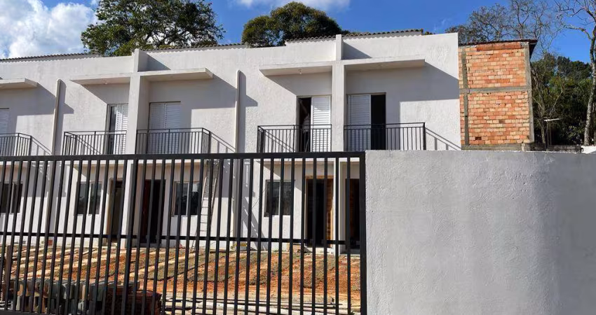 Casa com dois dormitórios, sala, cozinha tipo americana e 1 vaga condomínio