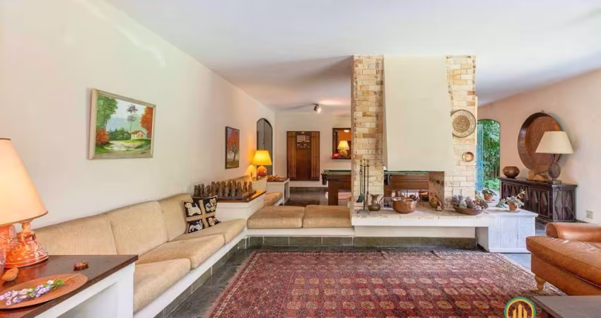 Casa com 6d/2sts, salão festas, piscina, gourmet! Em condomínio