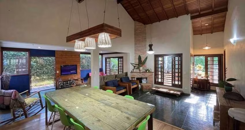 Casa Semitérrea com  4d/1ste. , lareira, piscina e gazebo!