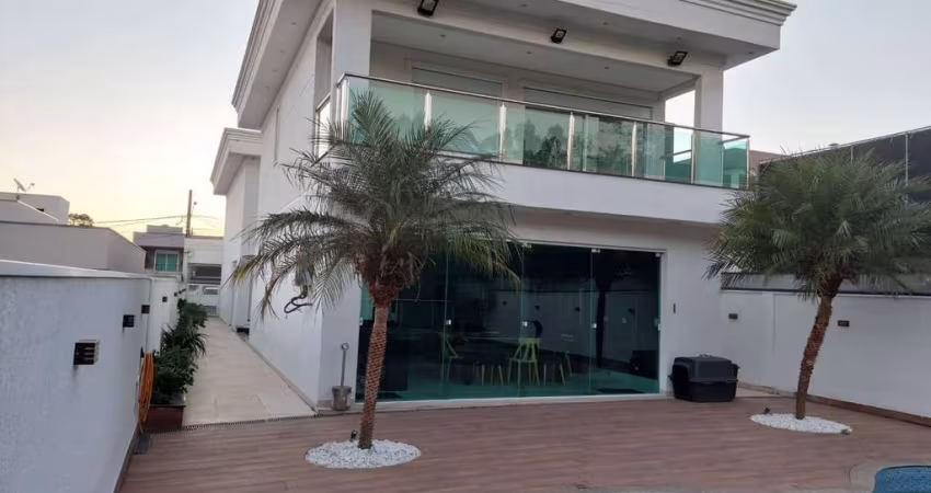 Ótima casa com 3 suítes com closet+ 1 revers., planejados, piscina aquecida