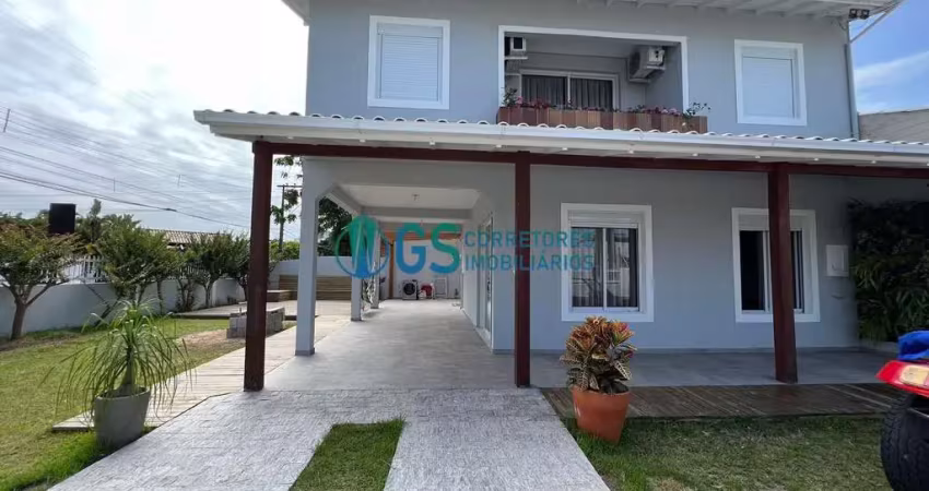 Casa duplex mobiliada em terreno de esquina com  4 dormitórios, 1 suíte em excelente localização no centrinho da pinheira em palhoça/sc