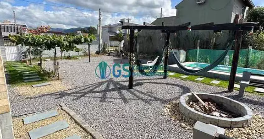 Casa com 2 kitnets, piscina e ampla área externa á venda na enseada da pinheira