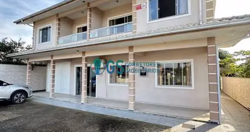 Casa-sobrado de 380m² proximo ao mar na praia do sonho/sc, com apartamentos com quartos, sala cozinha e churrasqueira nos dois andares.