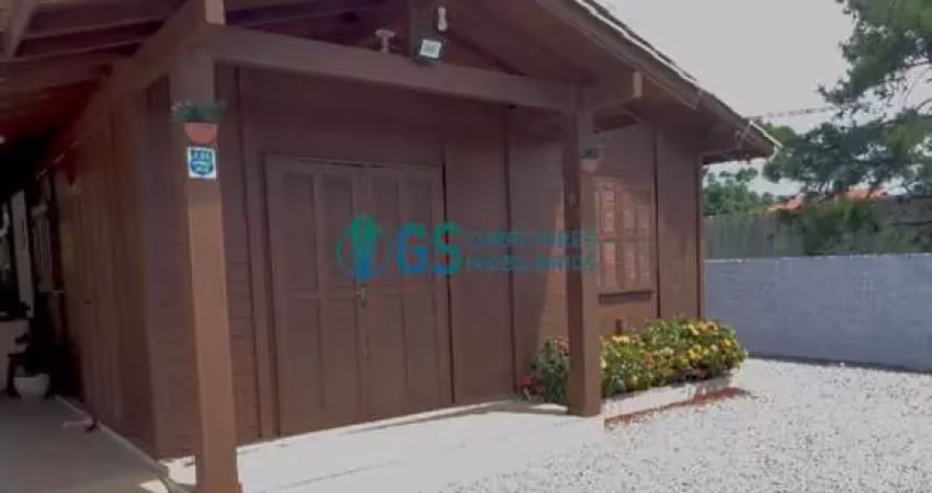 Casa de madeira com 3 quartos, mobiliada e com piscina à venda na praia da pinheira! aceita financiamento bancário