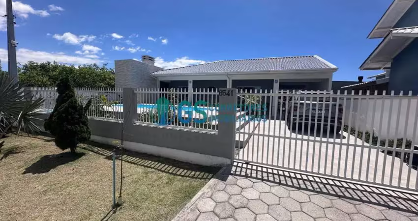 Casa á venda com 03 dormitórios, piscina, à poucos passos da praia da pinheira