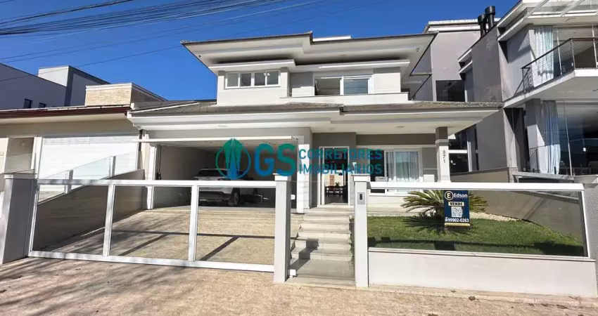 Casa alto padrão duplex 3 dormitórios, mobiliada e com piscina no pedra branca