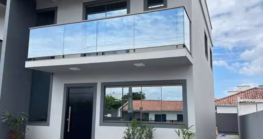 Amplo sobrado de 115m² com 3 quartos sendo 1 suíte, 4 vagas de garagem a 300m da praia do sonho.