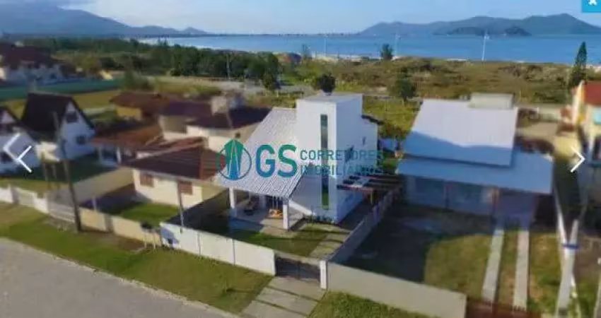 Ampla casa duplex com 03 quartos sendo 01 suíte na quadra mar e com vista mar para a praia da pinheira em palhoça - sc
