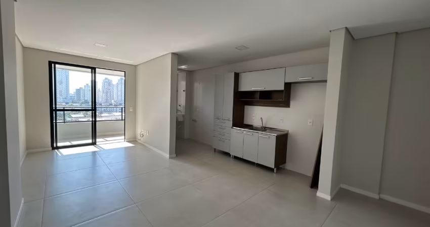 Apartamento Semi Mobiliado Com 01 suíte + 02 dormitórios no Bairro Fazenda em Itajaí/SC