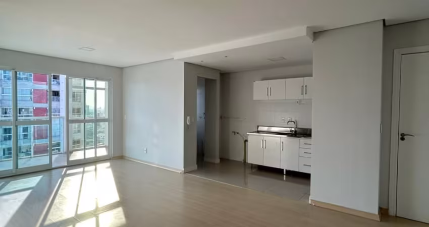 Apartamento Semi Mobiliado Com 01 suíte + 02 dormitórios no bairro Vila Operária de Itajaí/SC