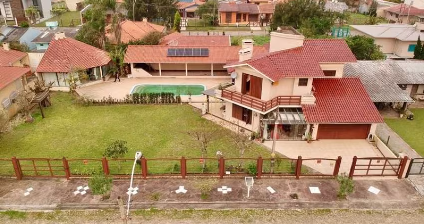 Casa com 3 terrenos e perto do mar