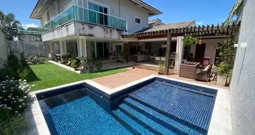 Casa 325m²,em condomínio, 4 suítes 100% projetada, 5 vagas , deck, piscina e churrasqueira, á 500 metros da praia