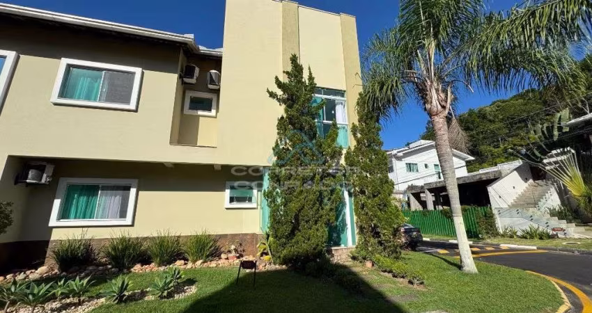 Casa de esquina com piscina no Condomínio Ariribá  em Balneário Camboriú