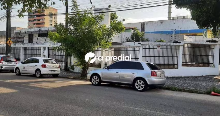 Excelente casa terreno com 660m² arejada, iluminação natural, com jardim inverno
